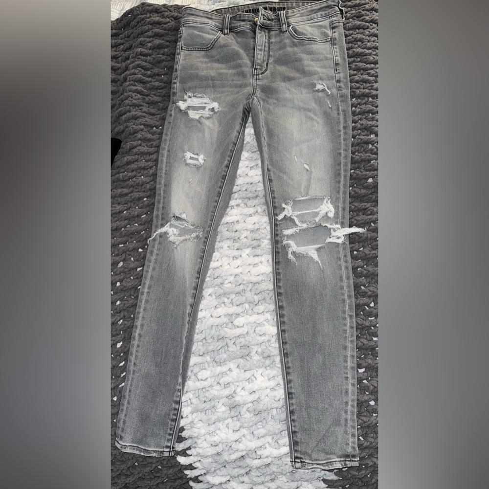 Light gray skinny jeans! Has some rips but not over the top!! Great condition!